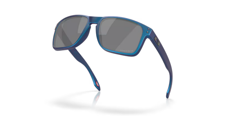 Koop de Oakley Holbrook XL Matte Cyan Blue Colorshift Prizm Black Polarized veilig en snel bij Revert 95 online of kom hem passen in de winkel in Haarlem.