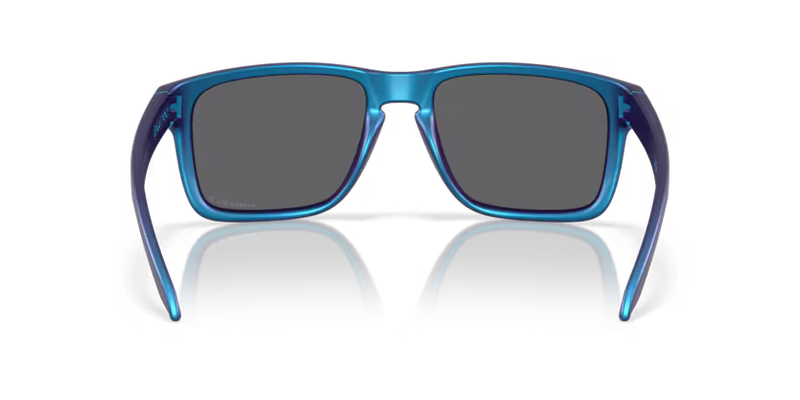 Koop de Oakley Holbrook XL Matte Cyan Blue Colorshift Prizm Black Polarized veilig en snel bij Revert 95 online of kom hem passen in de winkel in Haarlem.