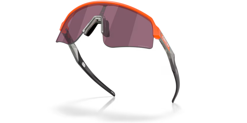 Koop de Oakley Sutro Lite Sweep Matte Neon Orange Prizm Road Black veilig en snel bij Revert 95 online of kom hem passen in de winkel in Haarlem.