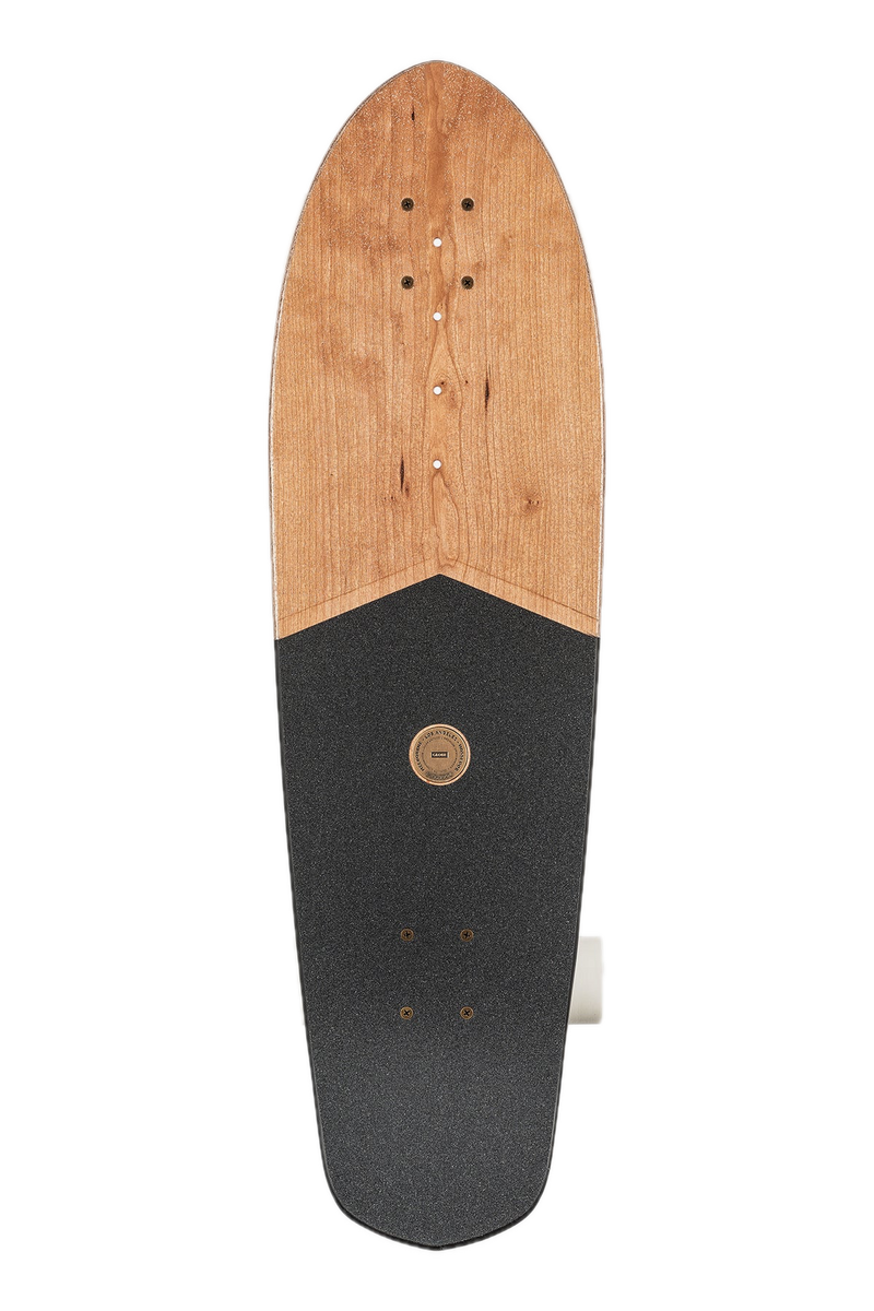 Globe Big Blazer Black Cherry – cruiserboard van 7-laags esdoorn met kersenhouten toplaag, Tensor trucks, 62mm wielen en geïntegreerde flesopener