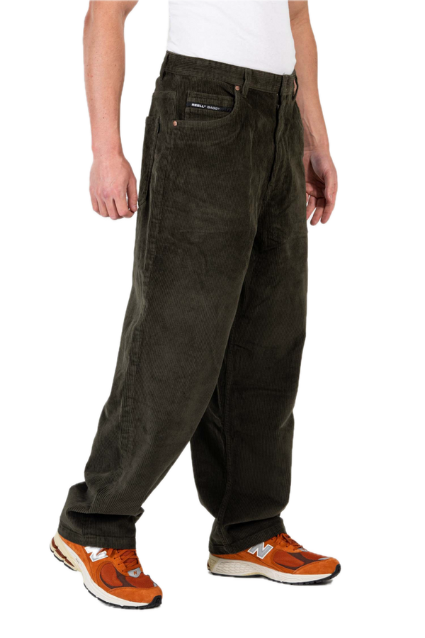 Reell Baggy Dark Green Cord – baggy fit broek in donkergroene corduroy met ribstructuur en klassiek 5-pocket design