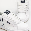 Etnies Fader White Navy skateschoen met cupsole en groot navy logo op wit bovenwerk.