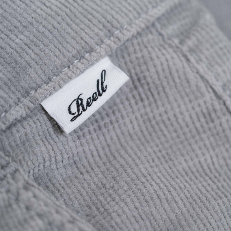 Koop de Reell Regular Flex Chino Grey Square Cord veilig  en snel bij Revert 95 online of kom hem checken in de winkel in Haarlem.