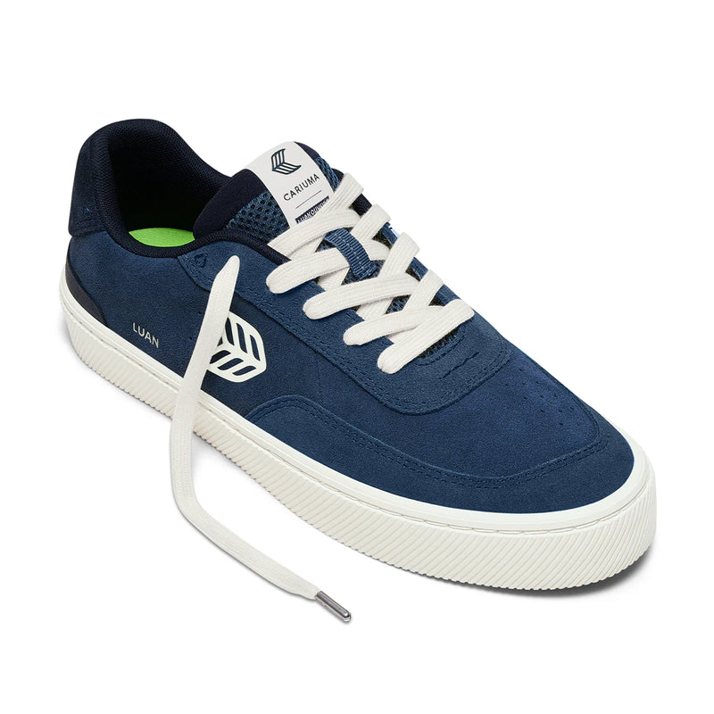 Shop de Cariuma Luan Pro Shadow Blue Suede Ivory Logo Sneaker veilig en snel online bij Revert 95 of kom gezellig langs in de winkel in Haarlem.