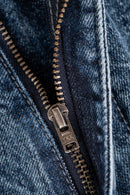 Clean denim, dagelijkse basis. De Reell Denim Solid in Smokey Blue is gemaakt om elke dag te dragen.