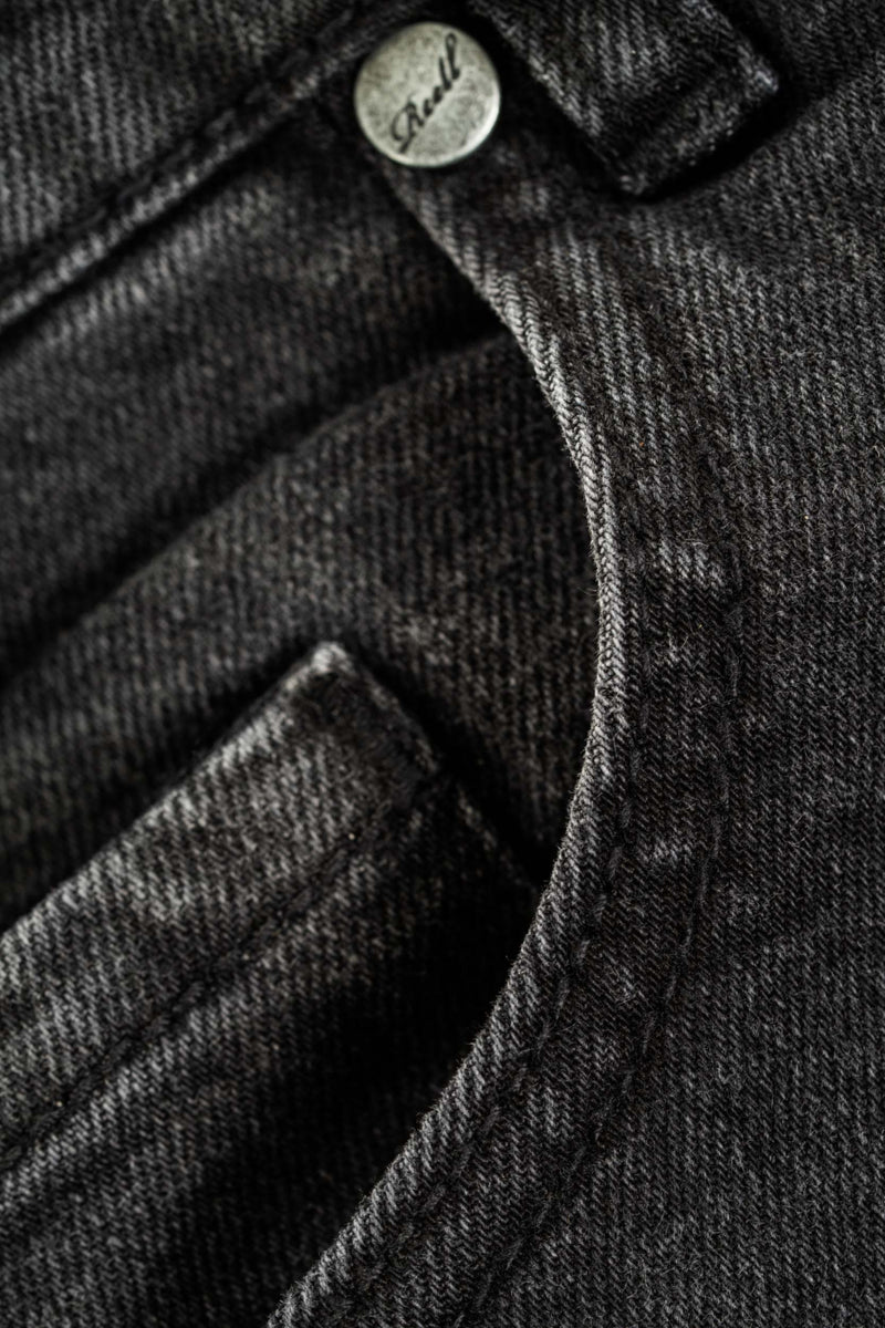 Reell Solid Black Wash 2 – zwarte stretch jeans met subtiele washed look en regular tapered fit