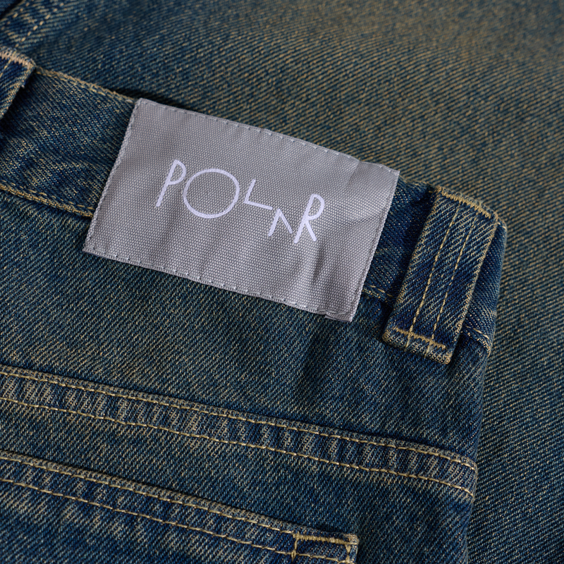 Polar Skate Co '93! Pants Dirty Blue – denim broek van 100% katoen met rechte pasvorm, vijf zakken en Polar-label in Dirty Blue wassing.