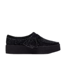 Shop de Clarks Originals Wallabee Cup Black Interest Womens bij Revert 95. Iconische Wallabee met stevige cupsole in volledig zwarte uitvoering. Bestel online of bezoek onze winkel in Haarlem.