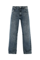 Clean denim, dagelijkse basis. De Reell Denim Solid in Smokey Blue is gemaakt om elke dag te dragen.