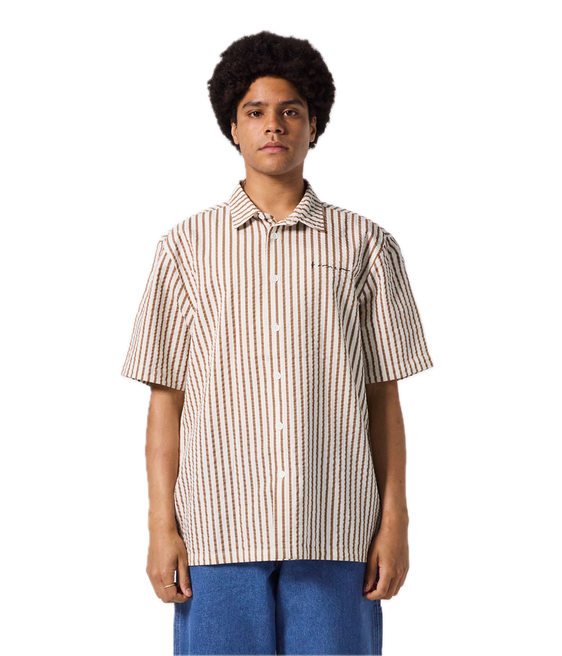 Koop de Former Vivian Seersucker SS Shirt Copper veilig en snel bij Revert 95 online of kom hem checken in de winkel in Haarlem.