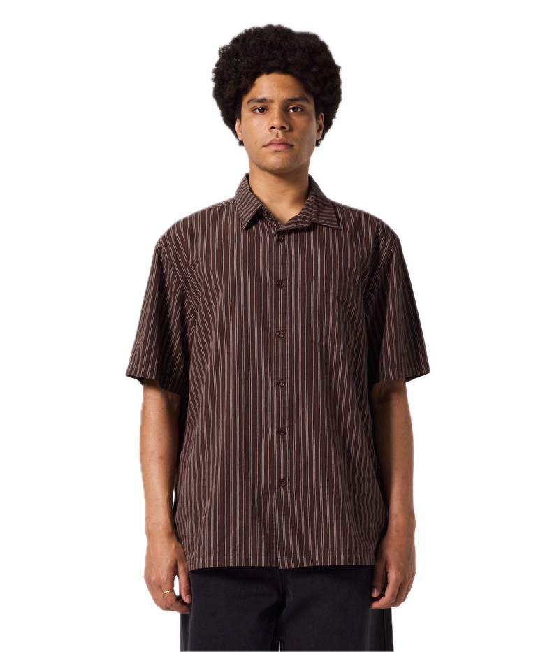 Koop de Former Reynolds Stripe SS Shirt Brown veilig en snel bij Revert 95 online of kom hem checken in de winkel in Haarlem.