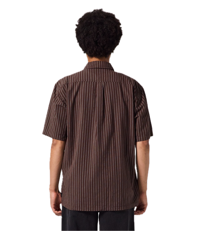 Koop de Former Reynolds Stripe SS Shirt Brown veilig en snel bij Revert 95 online of kom hem checken in de winkel in Haarlem.