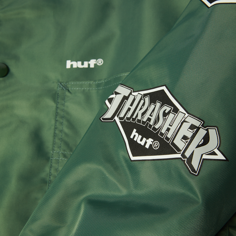 HUF x Thrasher Logo Jacket – donkergroen nylon jack met groot HUF x Thrasher-logo op de rug en sleeve-prints, waterafstotend en met meshvoering
