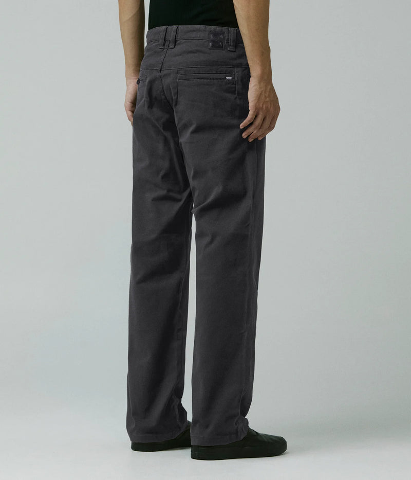 Former Crux Pant Grey – straight-fit trousers in Grey met minimalistische Former-stijl