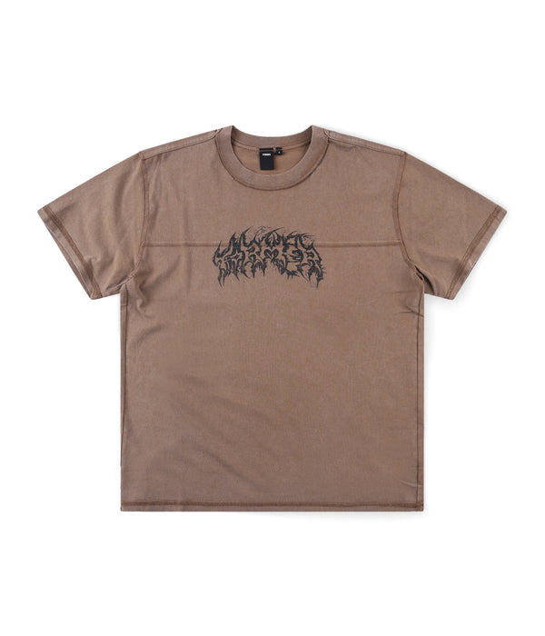 Former Praise T-shirt Washed Choc – heavyweight tee met ruggraphic en washed finish