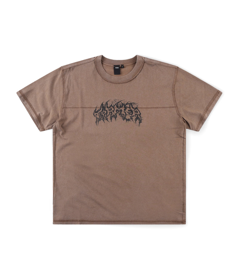 Former Praise T-shirt Washed Choc – heavyweight tee met ruggraphic en washed finish