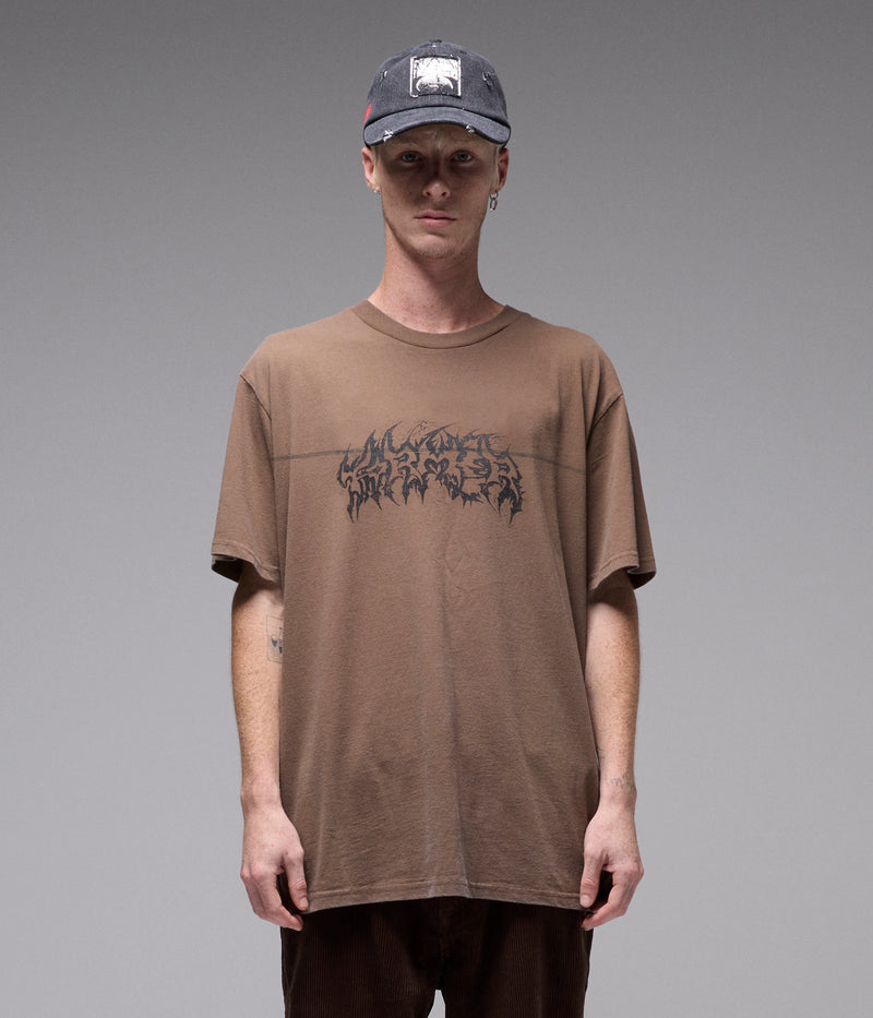 Former Praise T-shirt Washed Choc – heavyweight tee met ruggraphic en washed finish