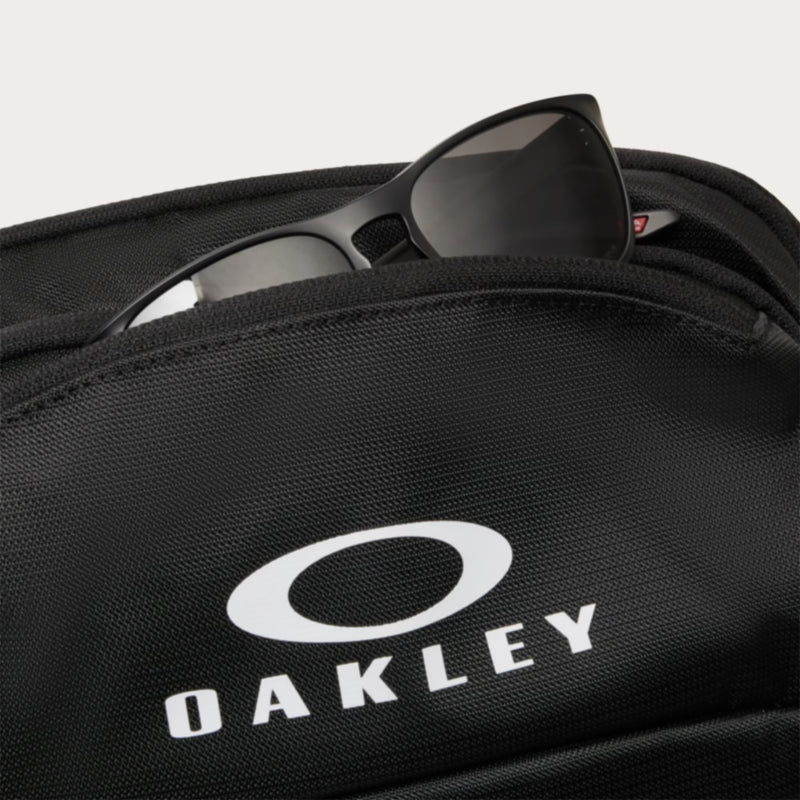 Oakley Essential Day Pack – lichtgewicht, functionele rugtas met laptopvak en subtiele Oakley-branding