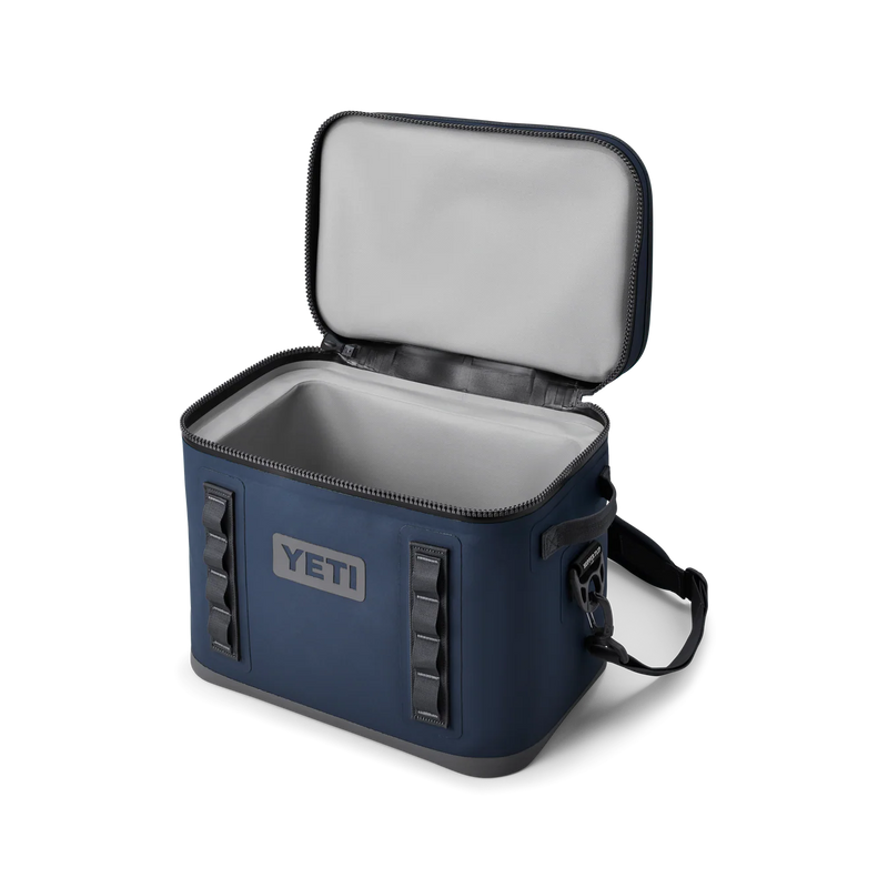 Binnenkant van de Yeti Hopper Flip 18 Soft Cooler gevuld met blikjes