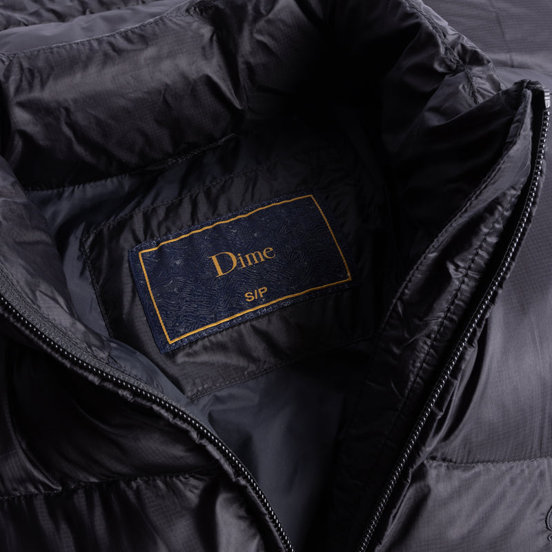 Shop de Dime Mtl Classic Ripstop Puffer in Black veilig en snel online bij Revert 95 of kom gezellig langs in de winkel in Haarlem.