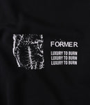 Former Ode Crew Black – premium zwarte crewneck met subtiele Ode branding