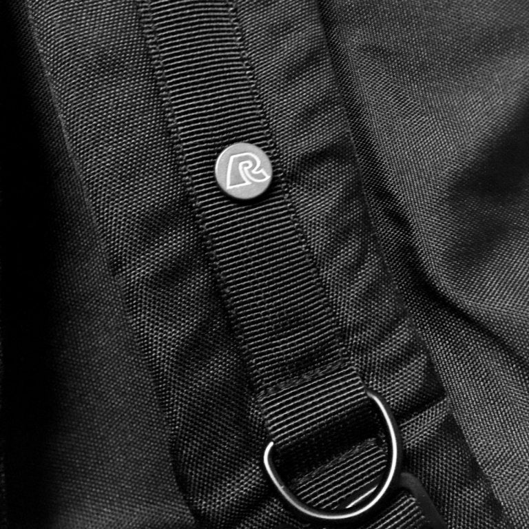 Rumble Helmet Backpack Black – zwarte polyester rugzak met helm-vak en verstelbare schouderbanden