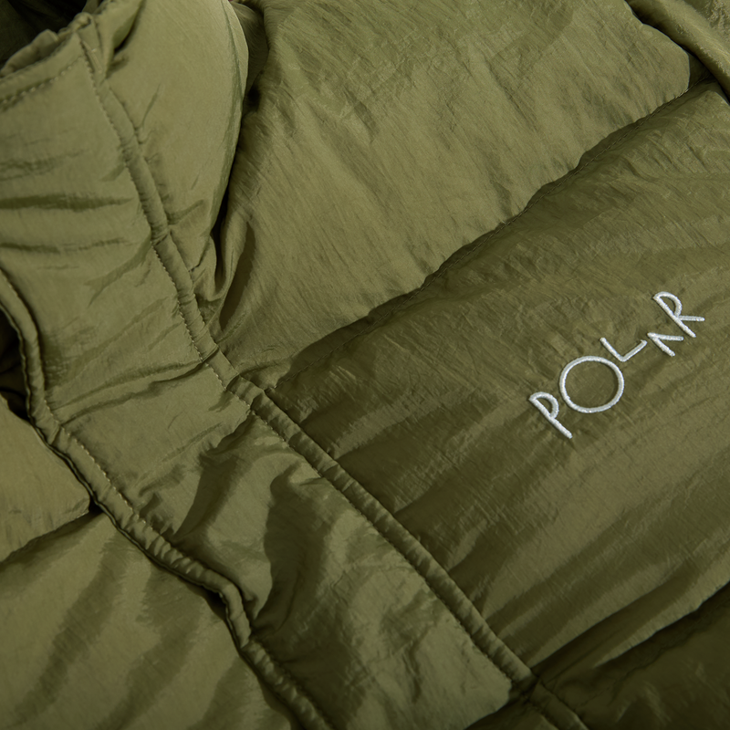 Shop de Polar Skate Co Basic Puffer in Black of Army Green snel en veilig online bij Revert 95 of kom gezellig langs in de winkel in Haarlem.