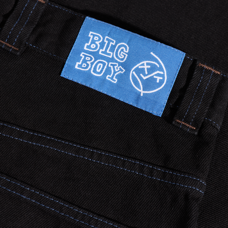 Polar Skate Co Big Boy Pants Black Blue Stitching – denim broek van 100% katoen met losse pasvorm, blauwe stiksels en Big Boy-logo op de coin pocket.