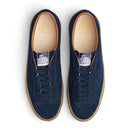 De Last Resort AB VM002 Suede Navy Gum heeft een suede upper met canvas lining. Daarnaast heeft de schoen een PU Collar en een rubberen zool met foxing. Suede upper Canvas Lining PU Collar Cloudy Cush insole Rubber zool & Foxing Katoenen veters Made in Vietnam