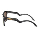 Bestel de Oakley Frogskins Hybrid Prizm 24k Polarized Matte Black snel, gemakkelijk en veilig bij Revert 95. Check onze website voor de gehele Oakley collectie of kom gezellig langs bij onze winkel in Haarlem.