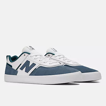 De New Balance Jamie Foy NM306 Vintage indigo met white is Jamie Foy's eerste pro schoen voor New Balance. De schoen heeft een suede en mesh upper voor een sterke maar ademende schoen. Onder het suede zitten rubberen reinforcements om de schoen extra lang mee te laten gaan. Voor extra boardfeel heeft de schoen een vulcanized zool.   Suede en mesh upper Rubberen reinforcements Vulcanized zool