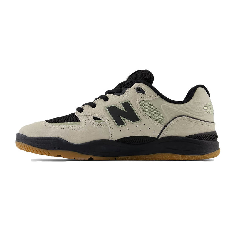 Bestel de New Balance Numeric NM1010PH snel, veilig en gemakkelijk bij Revert 95. Check onze website voor de gehele New Balance Numeric collectie of kom gezellig langs bij onze winkel in Haarlem.