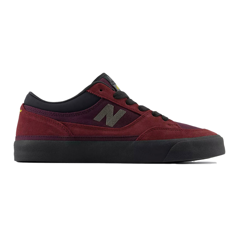 Bestel de New Balance Numeric NM417LPR snel, veilig en gemakkelijk bij Revert 95. Check de gehele New Balance Numeric collectie op onze site, of kom gezellig langs bij onze winkel in Haarlem.