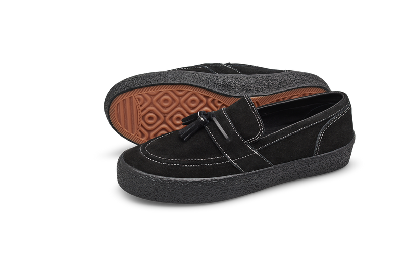 Last Resort AB VM005 Loafer Black Black White Stitch – zwarte suède skate-loafer met witte stiksels en vulcanized zool