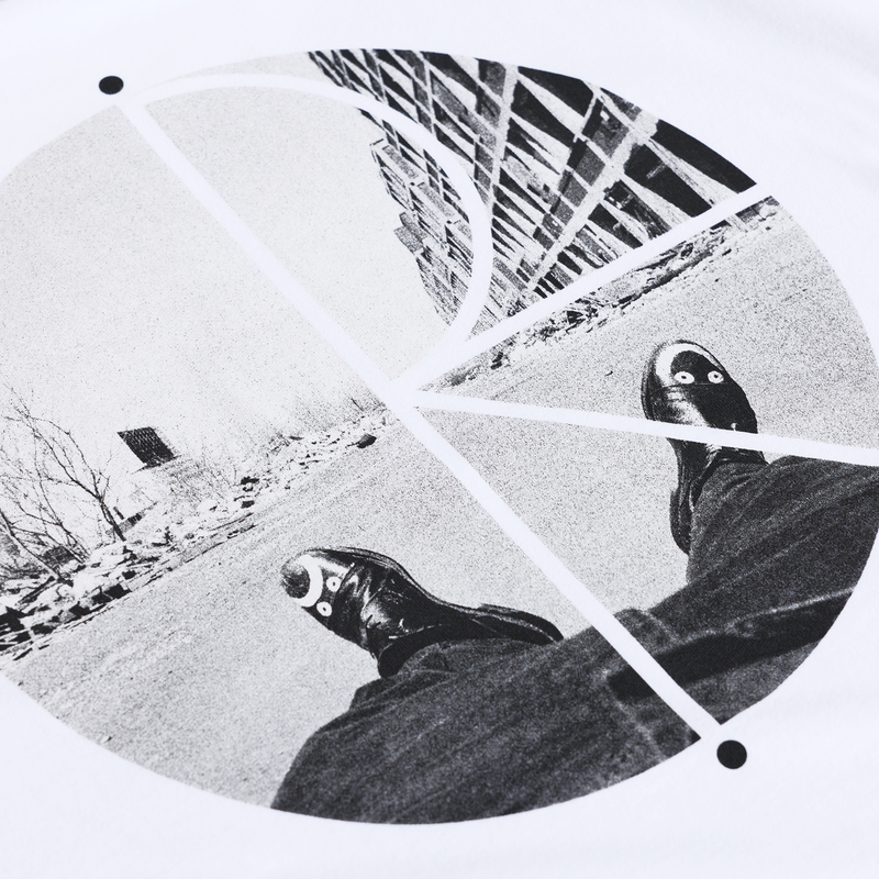 Polar Skate Co Fill Logo Tee Happy Sad – wit T-shirt van 100% katoen met Polar-logo op de borst en Happy Sad-print op de rug.