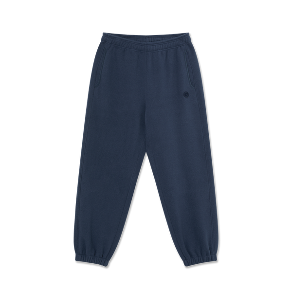Polar Skate Co Ivan Fleece Sweatpants Navy – fleece sweatpants van zacht polyester met elastische taille, trekkoord en geborduurd Polar-logo in navy kleur.