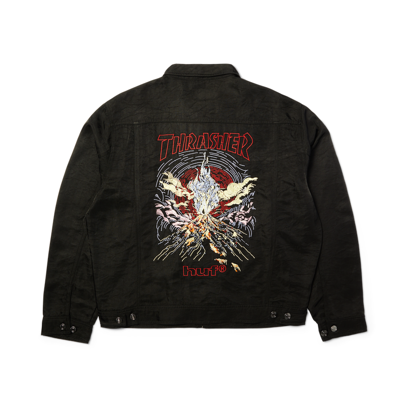 HUF x Thrasher Trucker Jacket – zwart denim jack met grote Thrasher-print op de rug en subtiel HUF-logo, ritssluiting en klassieke trucker-fit