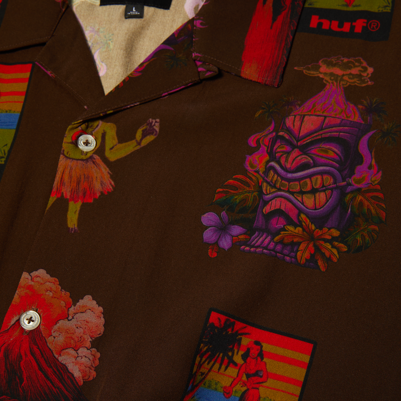 HUF x Thrasher Hawaiian Shirt – bruin overhemd met all-over HUF x Thrasher-print van tiki-maskers, vulkanen en dansers, gemaakt van zachte rayonstof