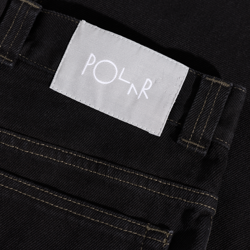 Polar Skate Co '93! Pants Contrast Stitching Black Dark Olive – denim broek van 100% katoen met rechte pasvorm, contraststiksels in dark olive en Polar-label.