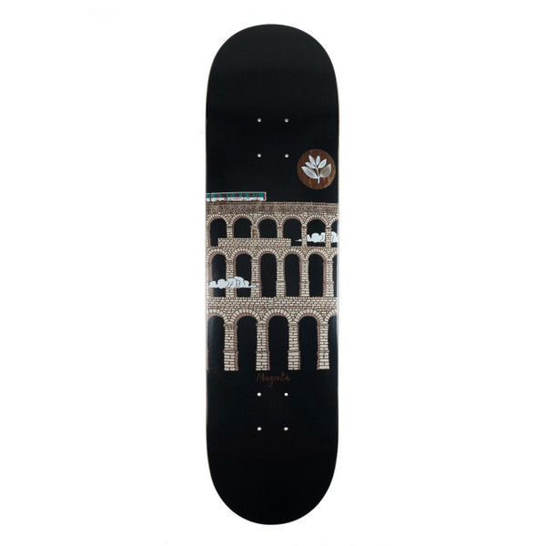Magenta Skateboards Vivien Feil & Soy Panday Board – Metro Series Deck met artistieke graphic van Soy Panday en gratis griptape