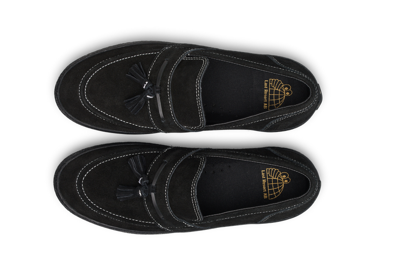 Last Resort AB VM005 Loafer Black Black White Stitch – zwarte suède skate-loafer met witte stiksels en vulcanized zool