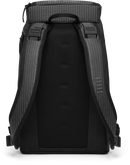 De iconische allrounder. De DB Journey Hugger Backpack combineert strak design met dagelijks gebruiksgemak.