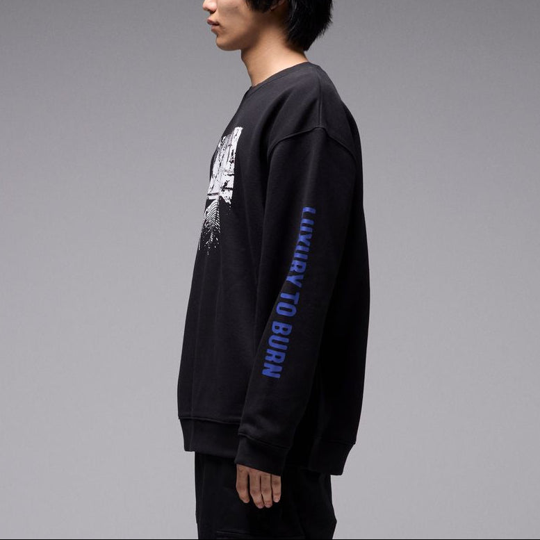 Former Ode Crew Black – premium zwarte crewneck met subtiele Ode branding