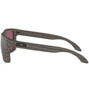 Bestel de Oakley Holbrook Woodgrain Prizm Daily Polar ​zonnebril snel, gemakkelijk en veilig bij Revert 95. Check onze website voor de gehele Oakley gepolariseerde zonnebrillen collectie, of kom langs in onze winkel in Haarlem.