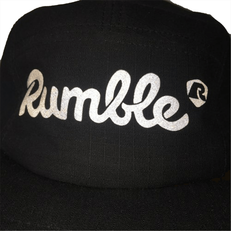 Rumble Reflective String logo 5 Panel cap voorkant close-up verlicht