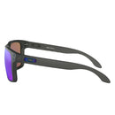 Bestel de Oakley Holbrook XL Grey Smoke Prizm Iridium Polarized snel, gemakkelijk en veilig bij Revert 95. Check on ze website voor de gehele Oakley collectie.